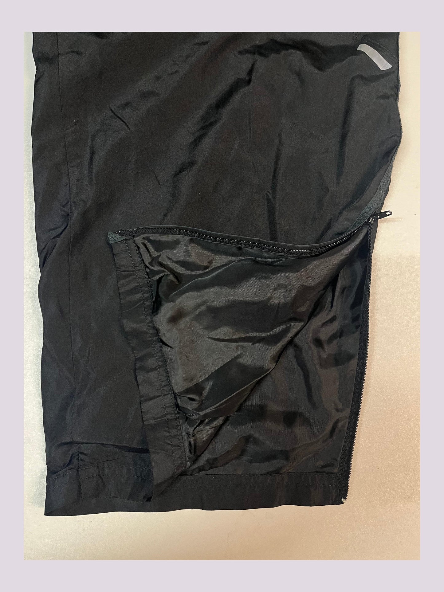 Entdecke unsere Vintage Track Pants von Nike und anderen Marken, erhältlich bei Valuxery.de - Dein Shop für trendige Vintage - Kleidung. Unsere Track Pants sind aus hochwertigen Materialien und