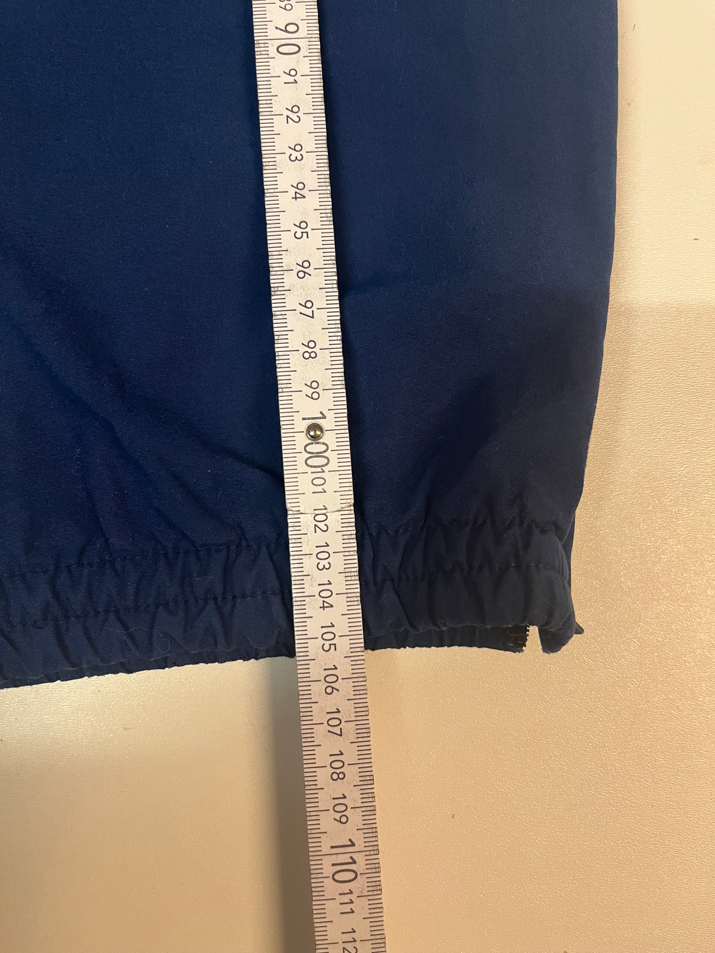 Entdecke unsere Vintage Track Pants von Nike und anderen Marken, erhältlich bei Valuxery.de - Dein Shop für trendige Vintage - Kleidung. Unsere Track Pants sind aus hochwertigen Materialien und