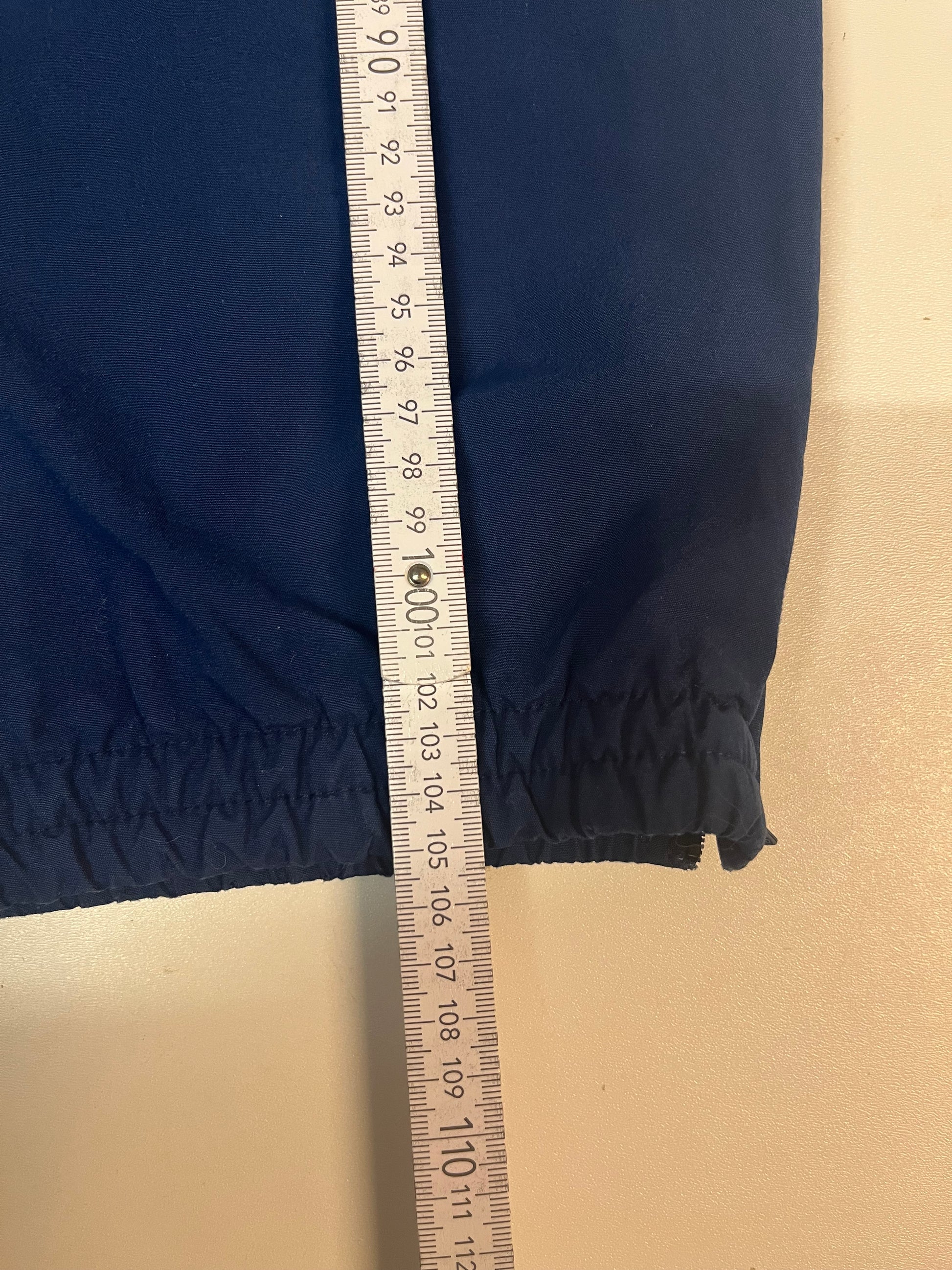 Entdecke unsere Vintage Track Pants von Nike und anderen Marken, erhältlich bei Valuxery.de - Dein Shop für trendige Vintage - Kleidung. Unsere Track Pants sind aus hochwertigen Materialien und