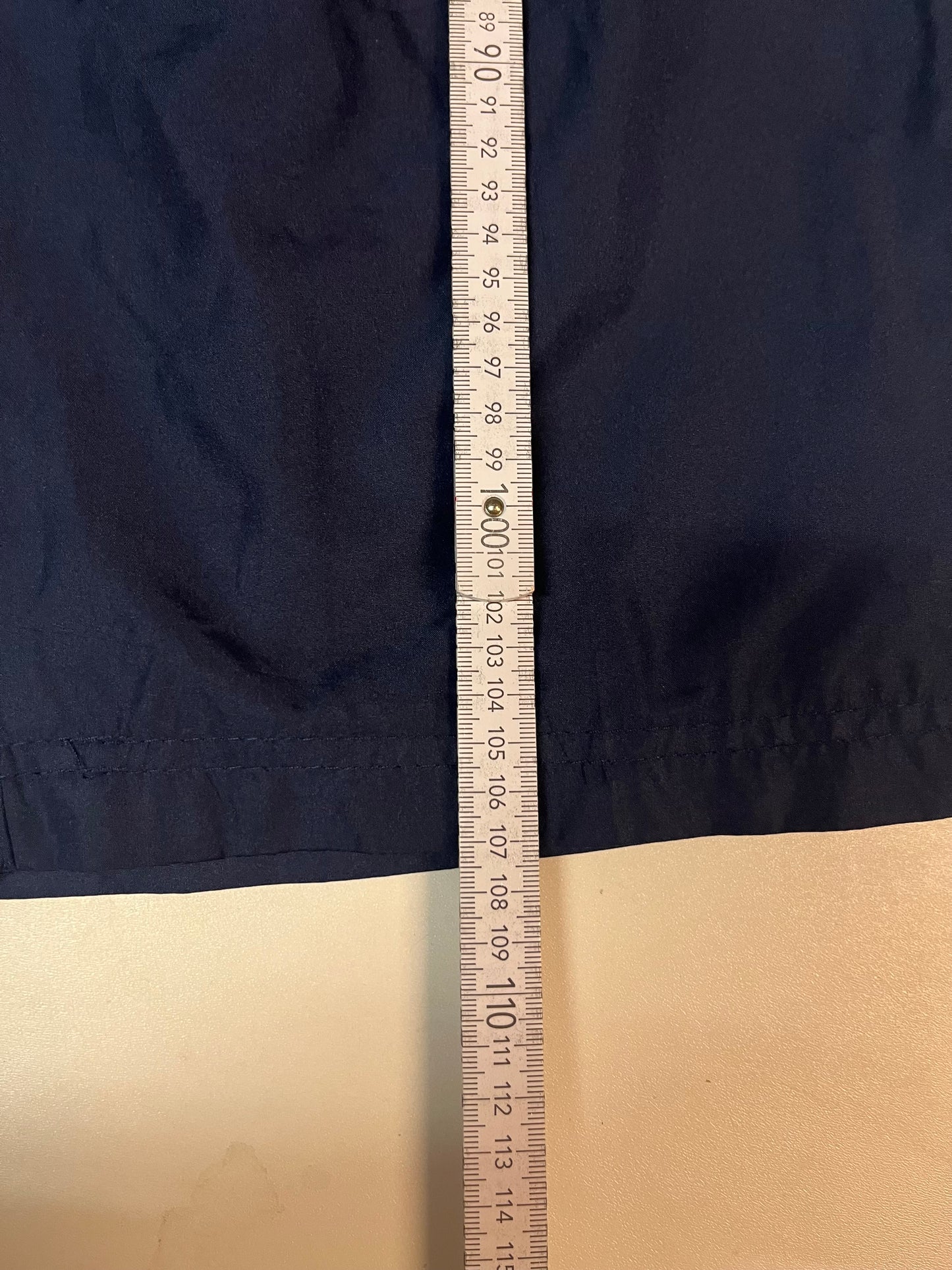 Entdecke unsere Vintage Track Pants von Nike und anderen Marken, erhältlich bei Valuxery.de - Dein Shop für trendige Vintage - Kleidung. Unsere Track Pants sind aus hochwertigen Materialien und