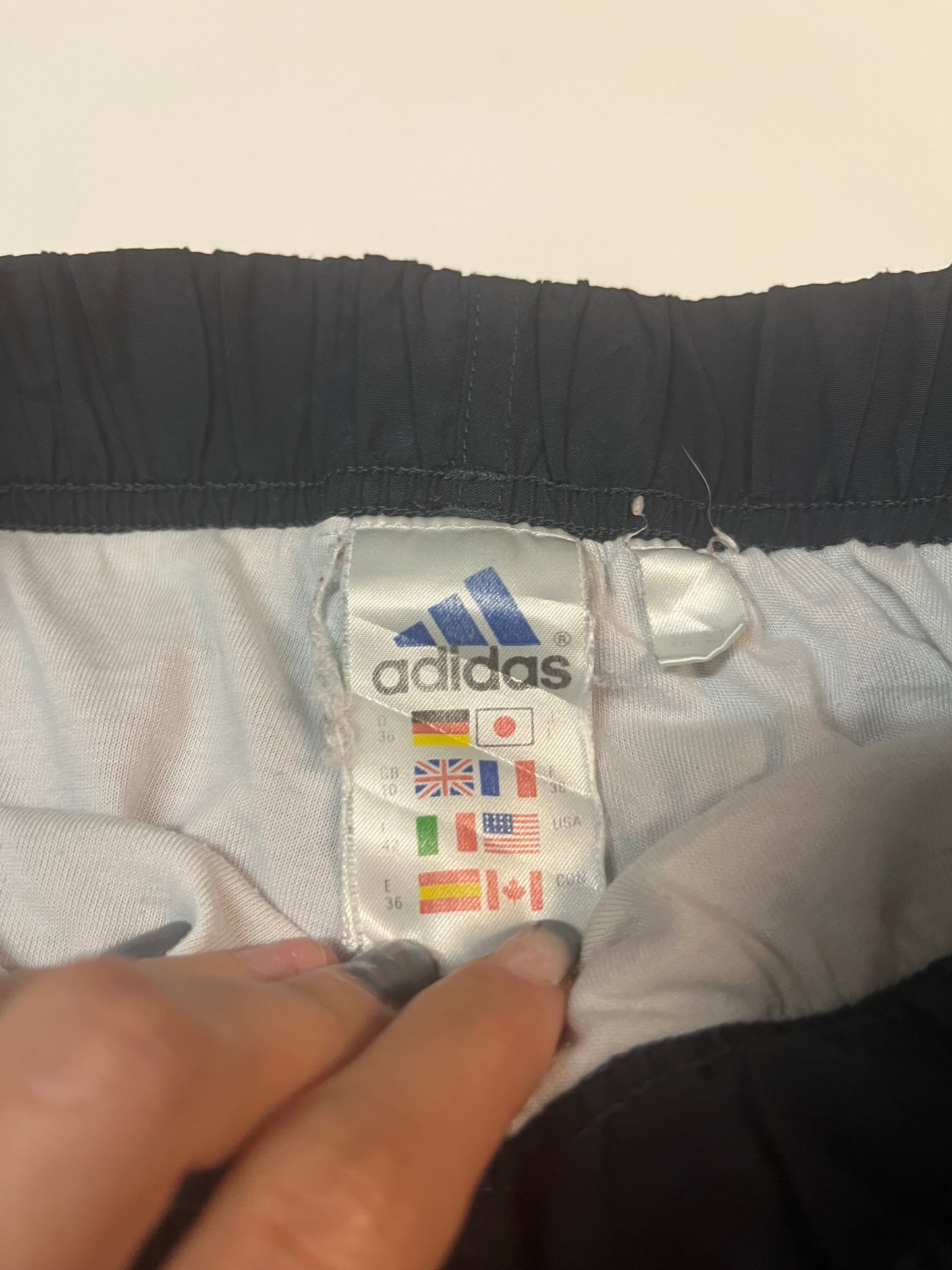 Entdecke unsere Vintage Track Pants von Nike und anderen Marken, erhältlich bei Valuxery.de - Dein Shop für trendige Vintage - Kleidung. Unsere Track Pants sind aus hochwertigen Materialien und