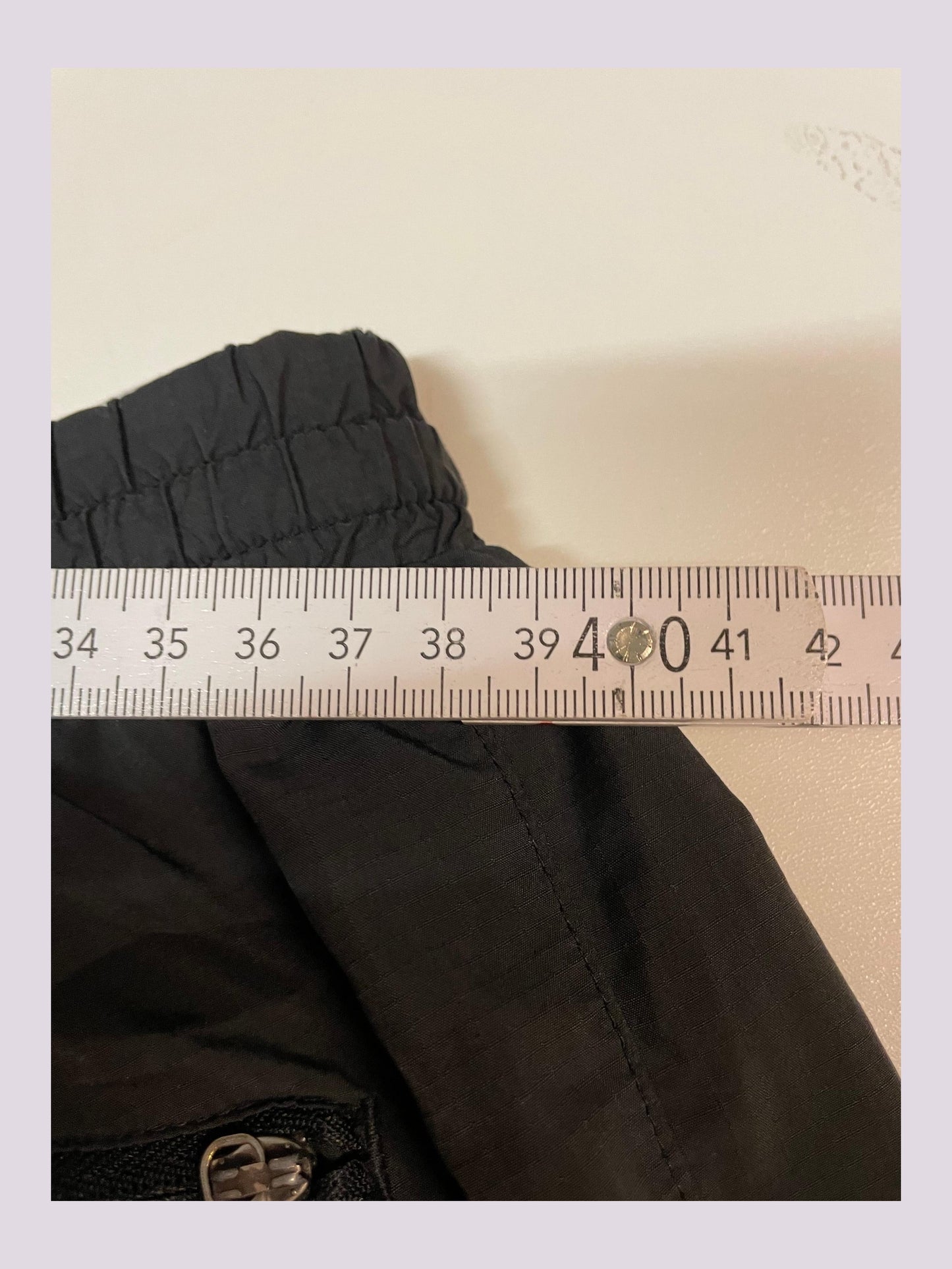 Entdecke unsere Vintage Track Pants von Nike und anderen Marken, erhältlich bei Valuxery.de - Dein Shop für trendige Vintage - Kleidung. Unsere Track Pants sind aus hochwertigen Materialien und