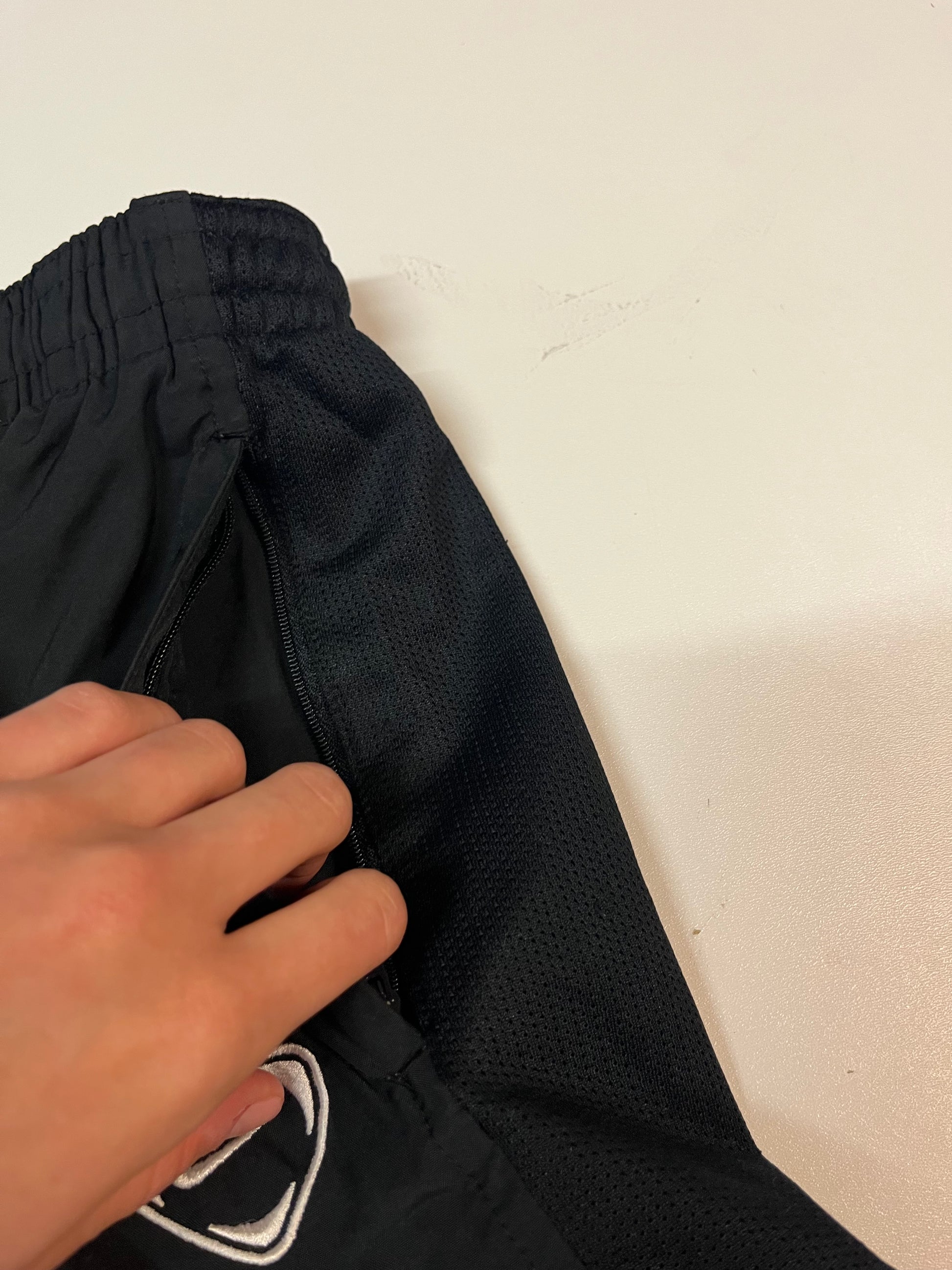 Entdecke unsere Vintage Track Pants von Nike und anderen Marken, erhältlich bei Valuxery.de - Dein Shop für trendige Vintage - Kleidung. Unsere Track Pants sind aus hochwertigen Materialien und