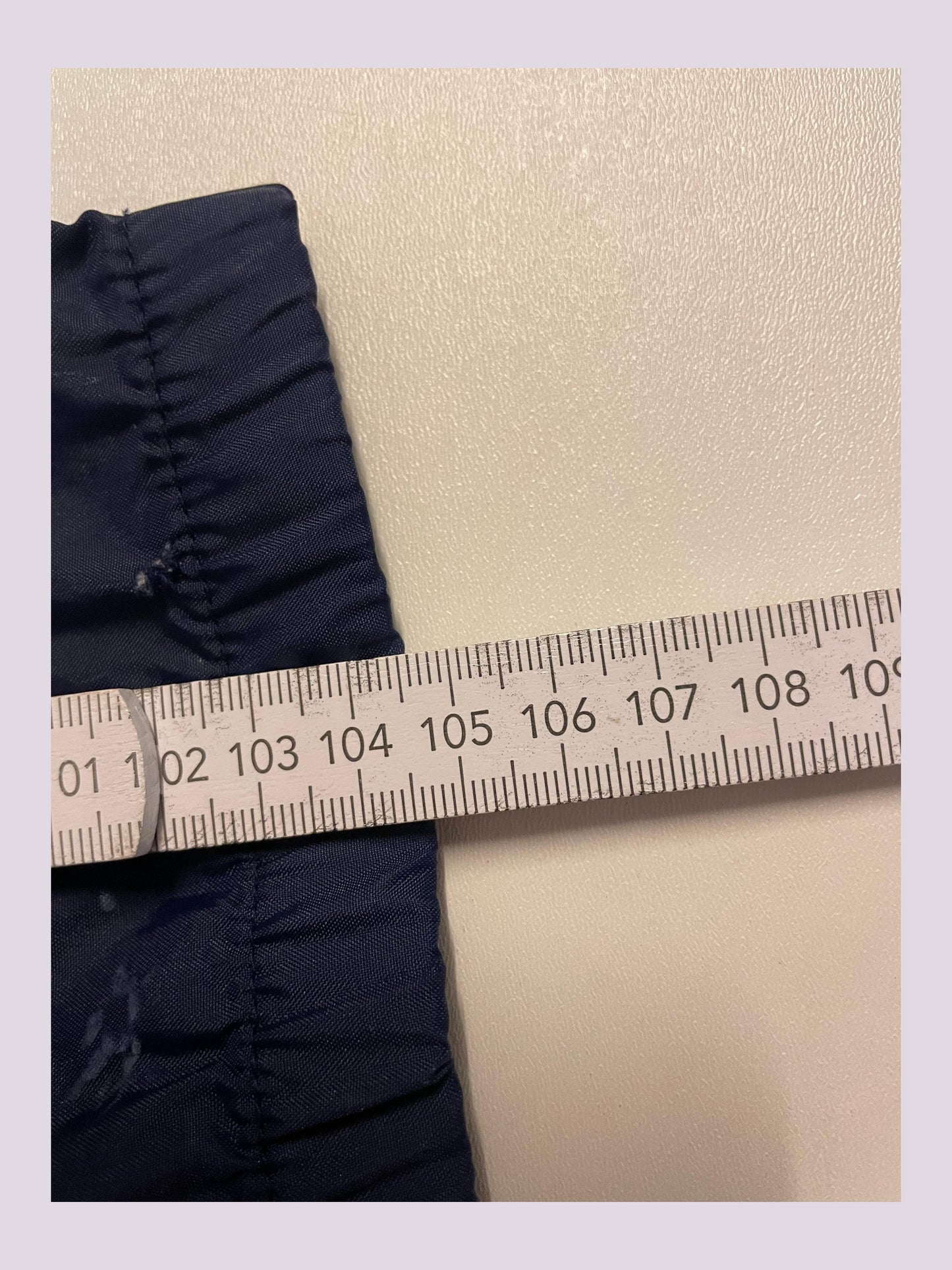 Entdecke unsere Vintage Track Pants von Nike und anderen Marken, erhältlich bei Valuxery.de - Dein Shop für trendige Vintage - Kleidung. Unsere Track Pants sind aus hochwertigen Materialien und