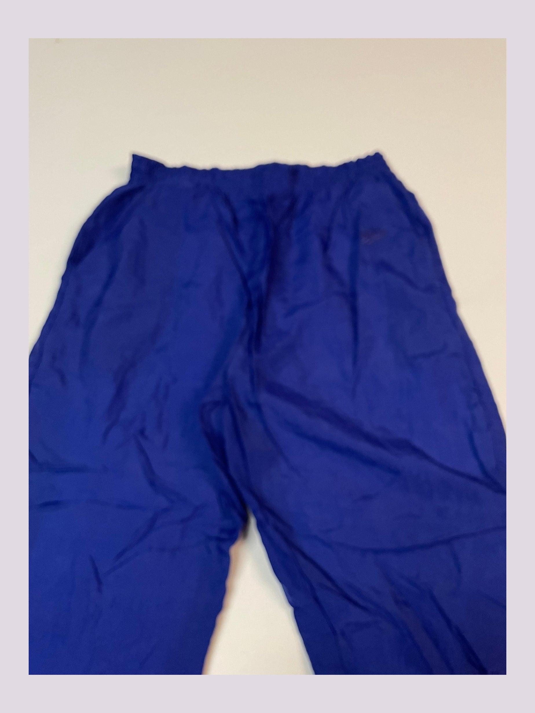 Entdecke unsere Vintage Track Pants von Nike und anderen Marken, erhältlich bei Valuxery.de - Dein Shop für trendige Vintage - Kleidung. Unsere Track Pants sind aus hochwertigen Materialien und
