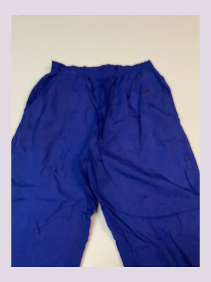 Entdecke unsere Vintage Track Pants von Nike und anderen Marken, erhältlich bei Valuxery.de - Dein Shop für trendige Vintage - Kleidung. Unsere Track Pants sind aus hochwertigen Materialien und