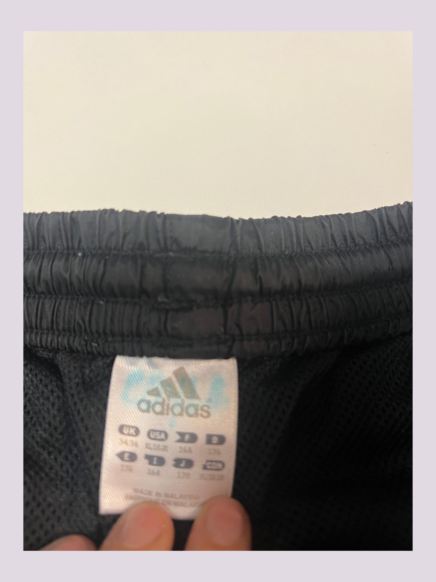 Entdecke unsere Vintage Track Pants von Nike und anderen Marken, erhältlich bei Valuxery.de - Dein Shop für trendige Vintage - Kleidung. Unsere Track Pants sind aus hochwertigen Materialien und