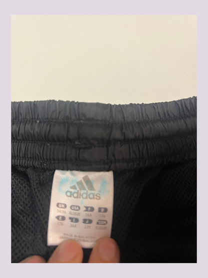 Entdecke unsere Vintage Track Pants von Nike und anderen Marken, erhältlich bei Valuxery.de - Dein Shop für trendige Vintage - Kleidung. Unsere Track Pants sind aus hochwertigen Materialien und