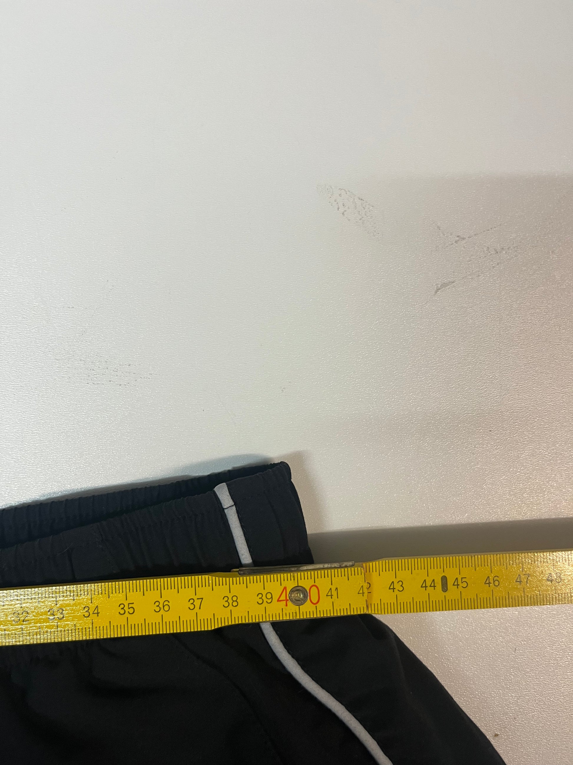 Entdecke unsere Vintage Track Pants von Nike und anderen Marken, erhältlich bei Valuxery.de - Dein Shop für trendige Vintage - Kleidung. Unsere Track Pants sind aus hochwertigen Materialien und