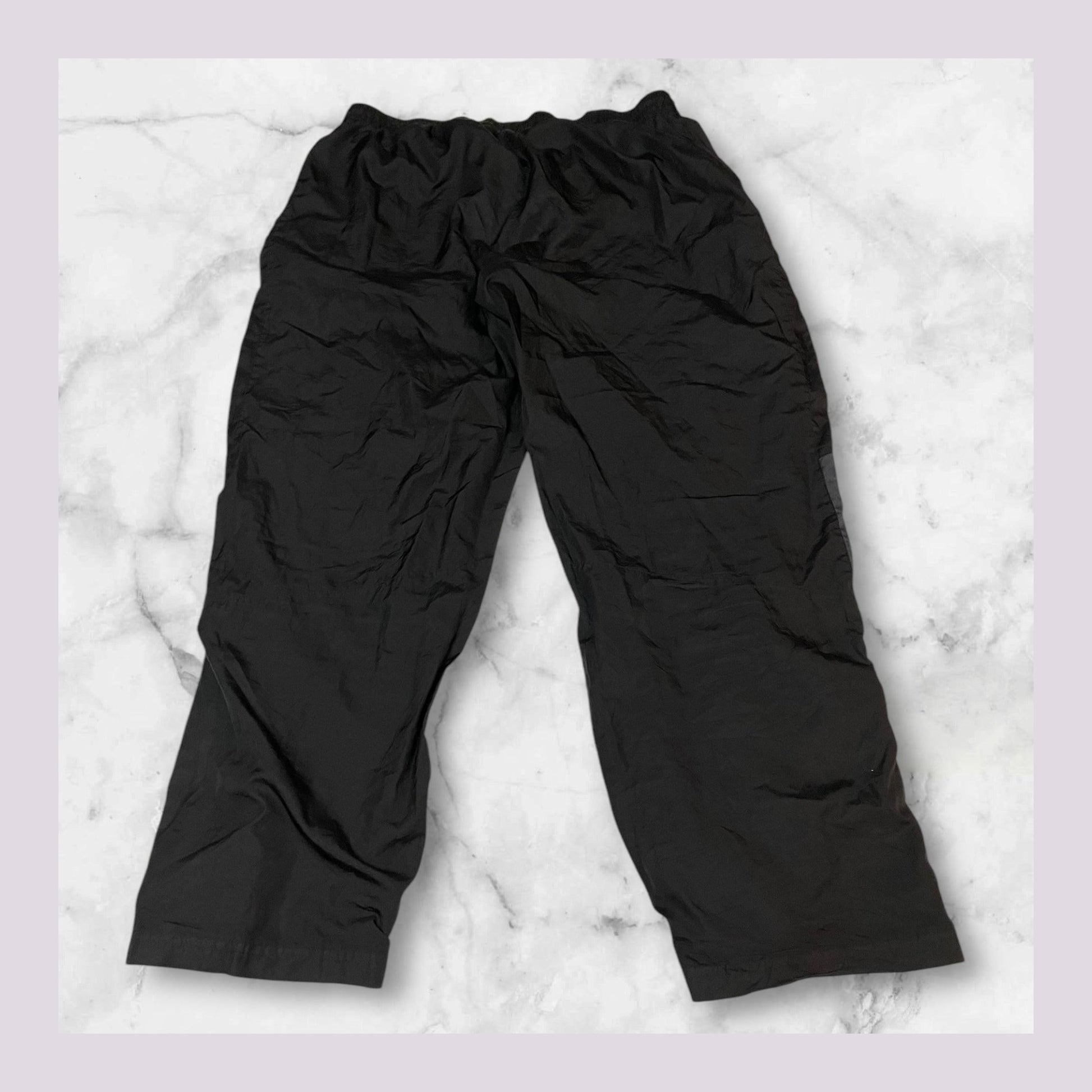 Entdecke unsere Vintage Track Pants von Nike und anderen Marken, erhältlich bei Valuxery.de - Dein Shop für trendige Vintage - Kleidung. Unsere Track Pants sind aus hochwertigen Materialien und