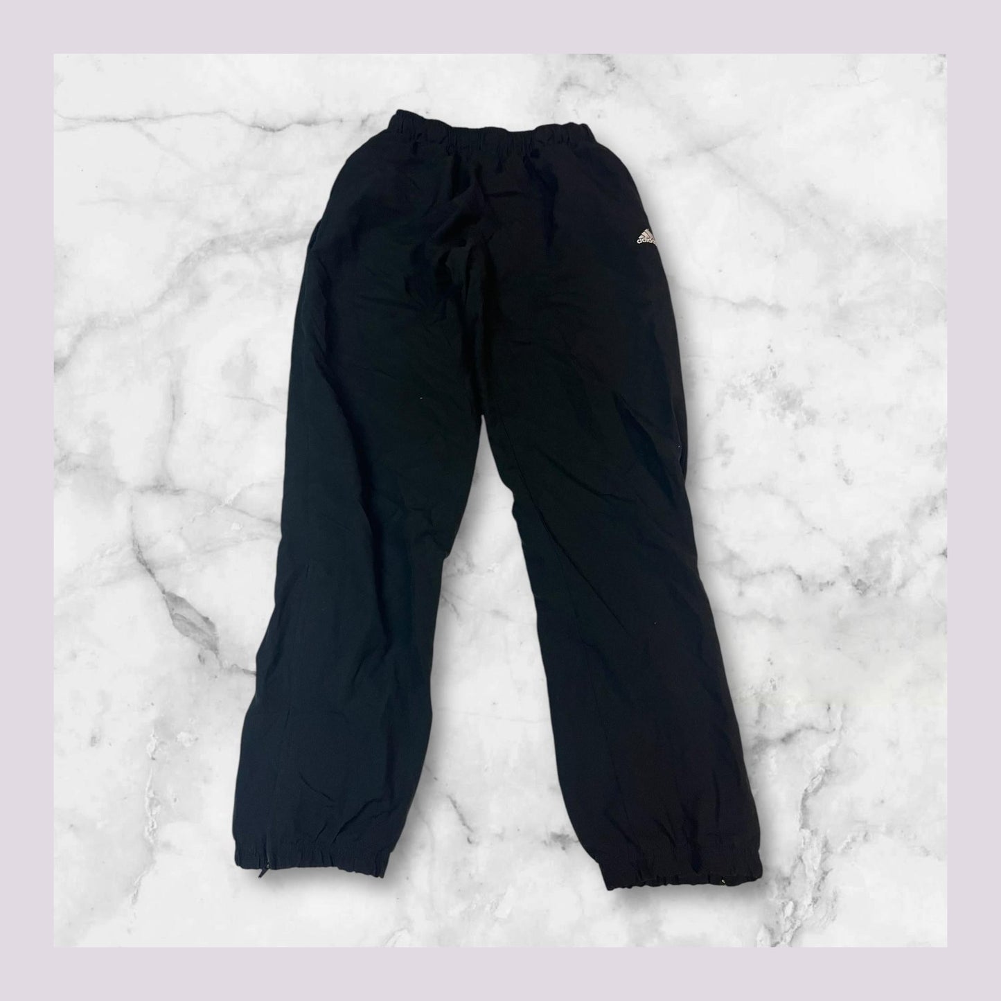 Entdecke unsere Vintage Track Pants von Nike und anderen Marken, erhältlich bei Valuxery.de - Dein Shop für trendige Vintage - Kleidung. Unsere Track Pants sind aus hochwertigen Materialien und