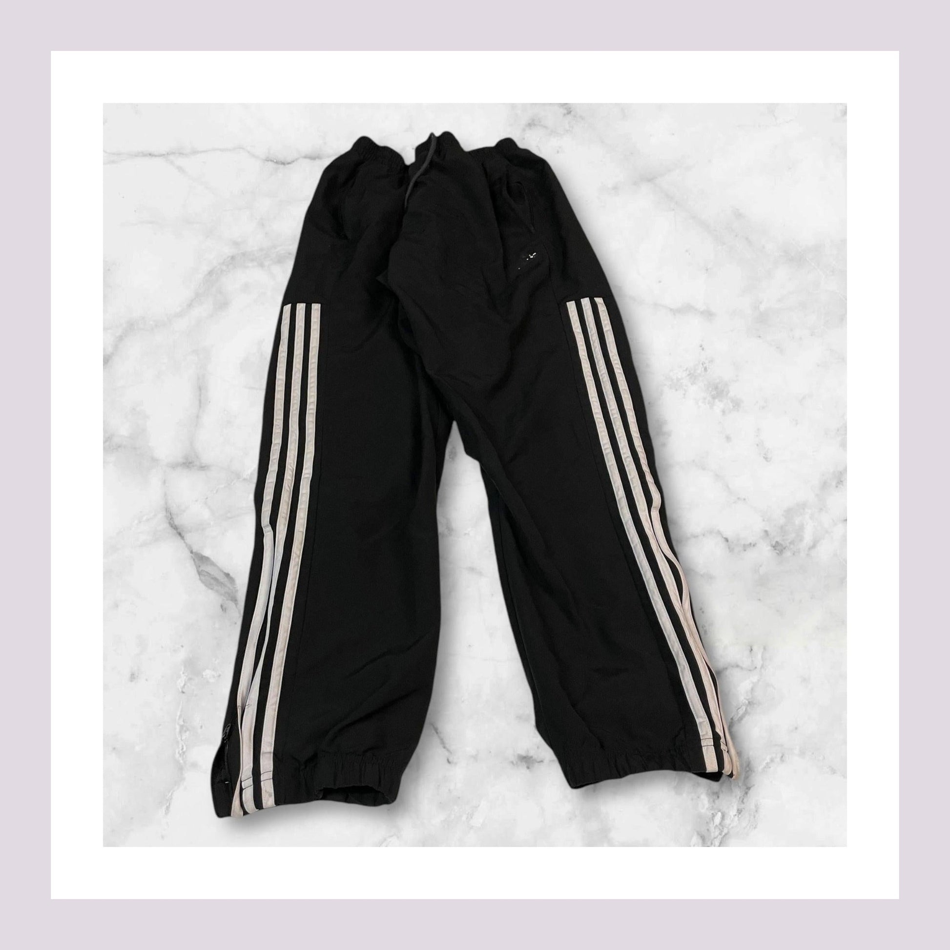 Entdecke unsere Vintage Track Pants von Nike und anderen Marken, erhältlich bei Valuxery.de - Dein Shop für trendige Vintage - Kleidung. Unsere Track Pants sind aus hochwertigen Materialien und