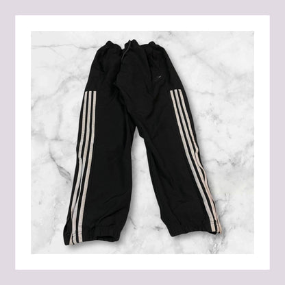 Entdecke unsere Vintage Track Pants von Nike und anderen Marken, erhältlich bei Valuxery.de - Dein Shop für trendige Vintage - Kleidung. Unsere Track Pants sind aus hochwertigen Materialien und