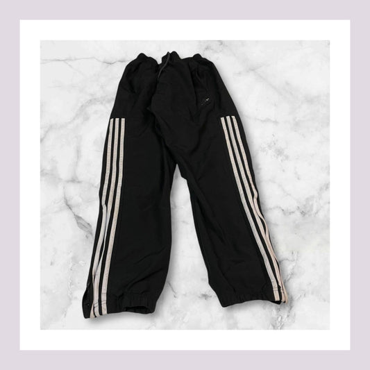 Entdecke unsere Vintage Track Pants von Nike und anderen Marken, erhältlich bei Valuxery.de - Dein Shop für trendige Vintage - Kleidung. Unsere Track Pants sind aus hochwertigen Materialien und