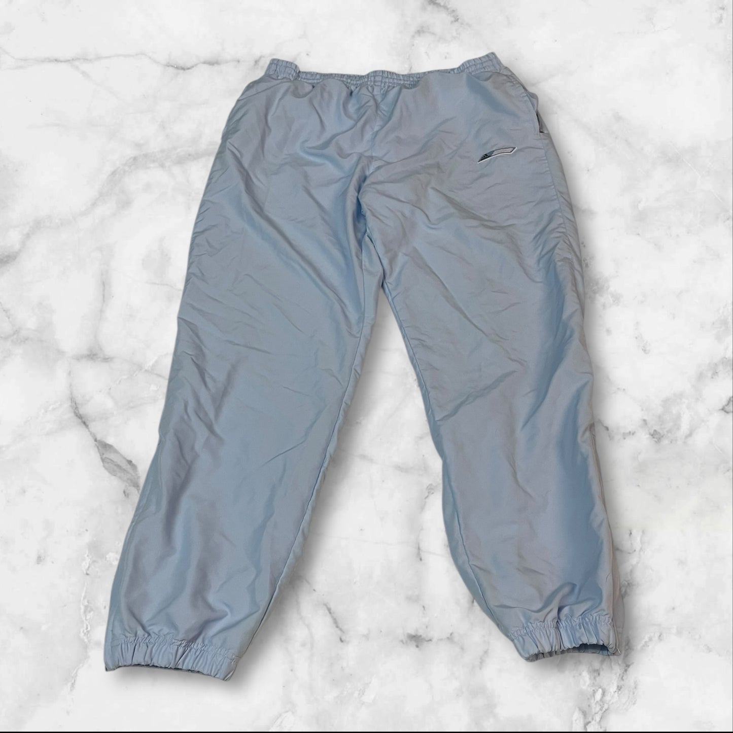 Entdecke unsere Vintage Track Pants von Nike und anderen Marken, erhältlich bei Valuxery.de - Dein Shop für trendige Vintage - Kleidung. Unsere Track Pants sind aus hochwertigen Materialien und
