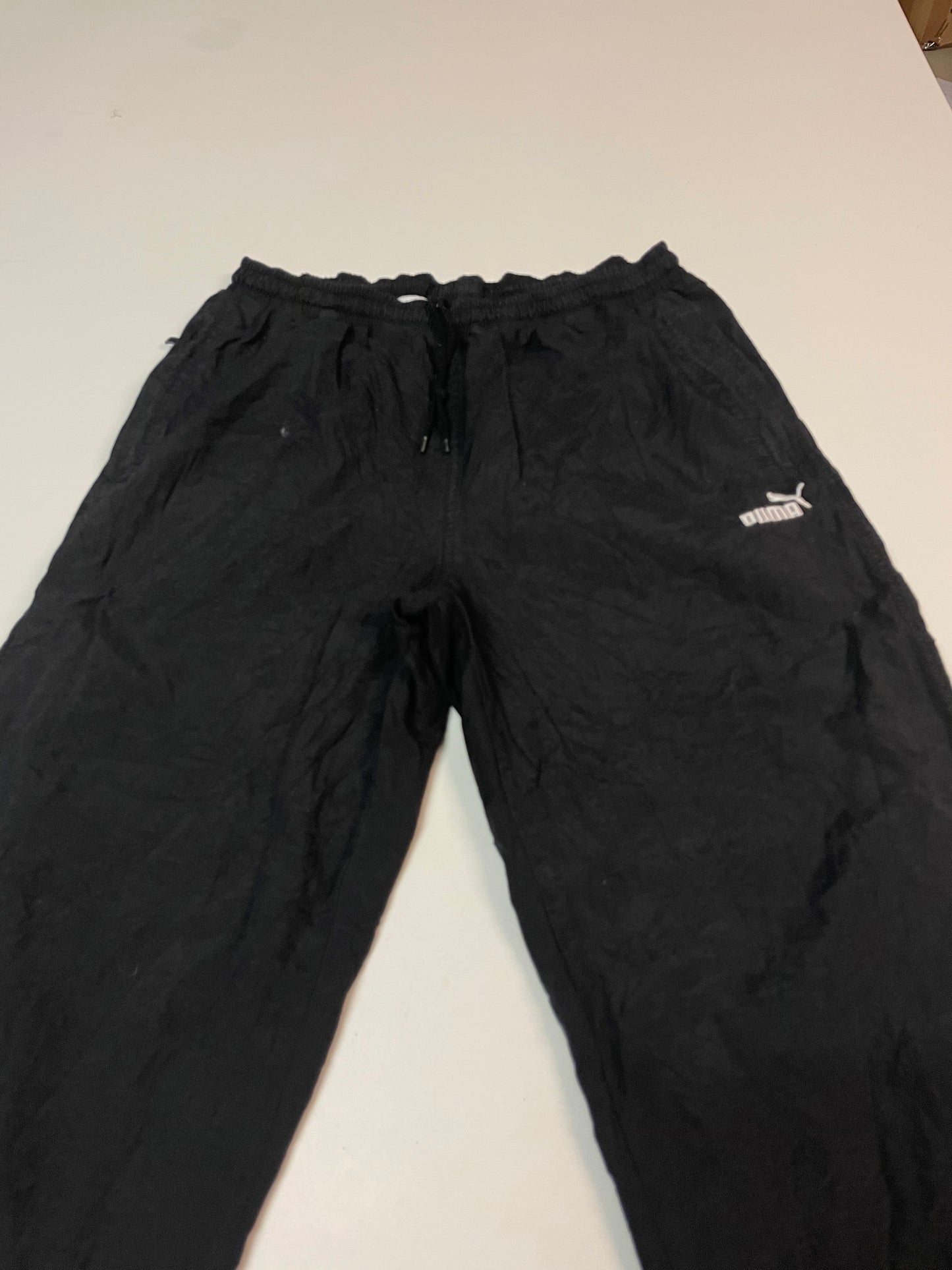Entdecke unsere Vintage Track Pants von Nike und anderen Marken, erhältlich bei Valuxery.de - Dein Shop für trendige Vintage - Kleidung. Unsere Track Pants sind aus hochwertigen Materialien und