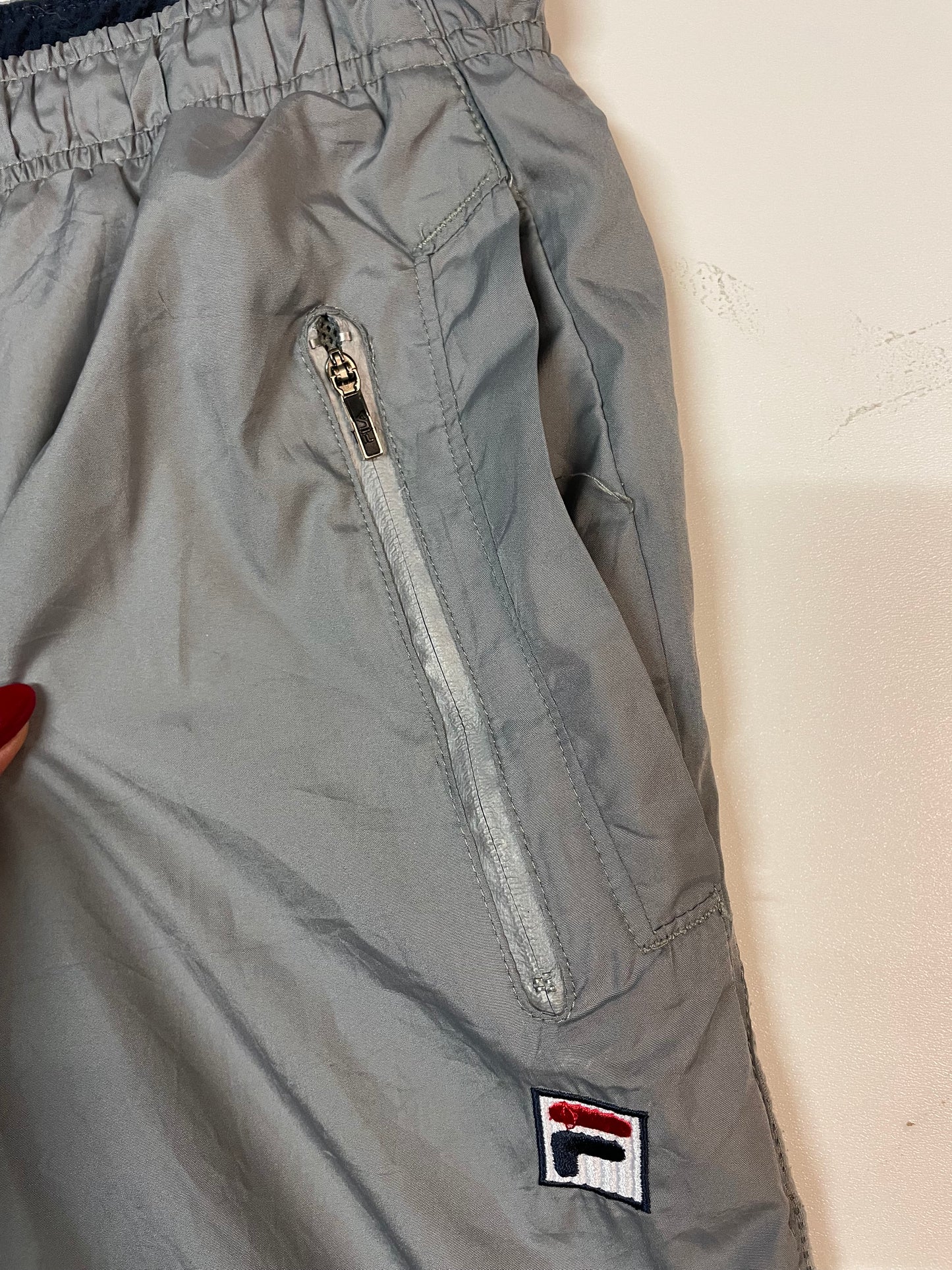 Entdecke unsere Vintage Track Pants von Nike und anderen Marken, erhältlich bei Valuxery.de - Dein Shop für trendige Vintage - Kleidung. Unsere Track Pants sind aus hochwertigen Materialien und