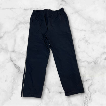 Entdecke unsere Vintage Track Pants von Nike und anderen Marken, erhältlich bei Valuxery.de - Dein Shop für trendige Vintage - Kleidung. Unsere Track Pants sind aus hochwertigen Materialien und