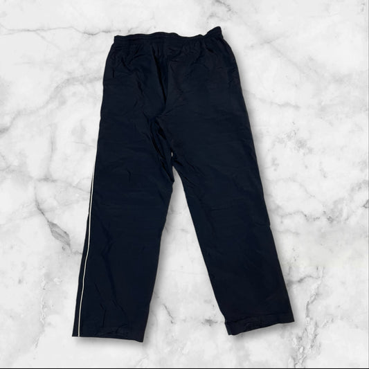 Entdecke unsere Vintage Track Pants von Nike und anderen Marken, erhältlich bei Valuxery.de - Dein Shop für trendige Vintage - Kleidung. Unsere Track Pants sind aus hochwertigen Materialien und