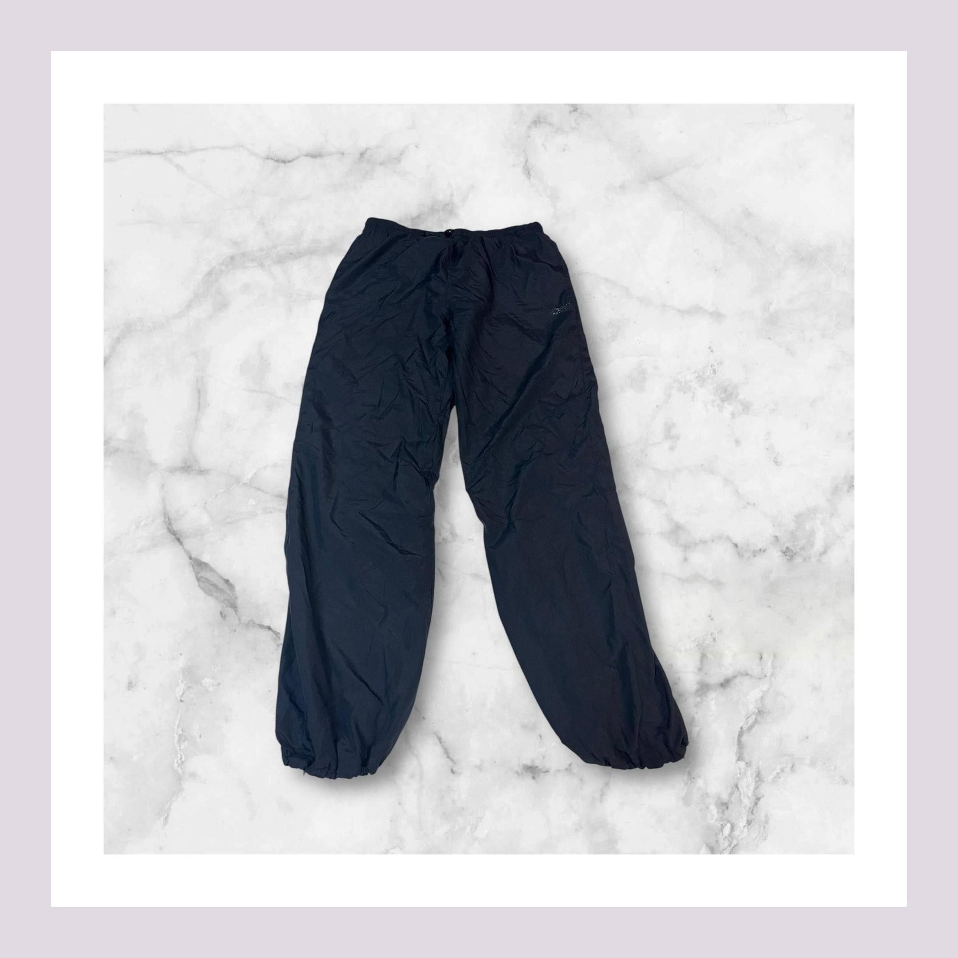 Entdecke unsere Vintage Track Pants von Nike und anderen Marken, erhältlich bei Valuxery.de - Dein Shop für trendige Vintage - Kleidung. Unsere Track Pants sind aus hochwertigen Materialien und