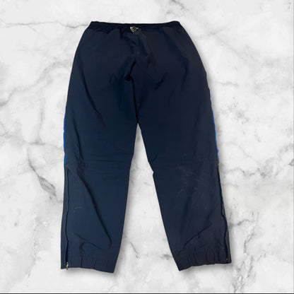 Entdecke unsere Vintage Track Pants von Nike und anderen Marken, erhältlich bei Valuxery.de - Dein Shop für trendige Vintage - Kleidung. Unsere Track Pants sind aus hochwertigen Materialien und