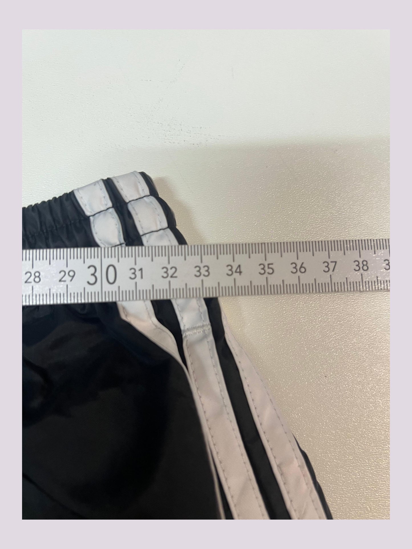 Entdecke unsere Vintage Track Pants von Nike und anderen Marken, erhältlich bei Valuxery.de - Dein Shop für trendige Vintage - Kleidung. Unsere Track Pants sind aus hochwertigen Materialien und