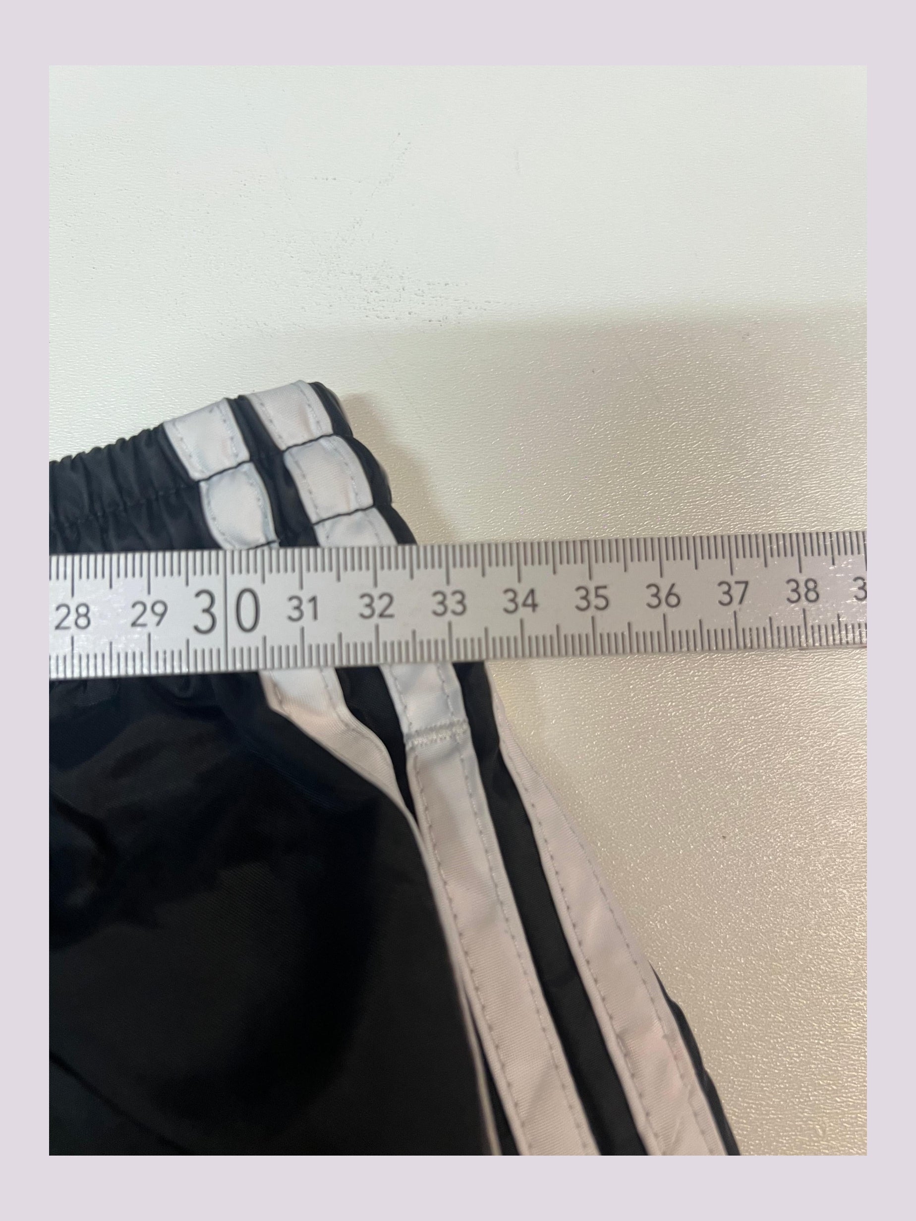 Entdecke unsere Vintage Track Pants von Nike und anderen Marken, erhältlich bei Valuxery.de - Dein Shop für trendige Vintage - Kleidung. Unsere Track Pants sind aus hochwertigen Materialien und