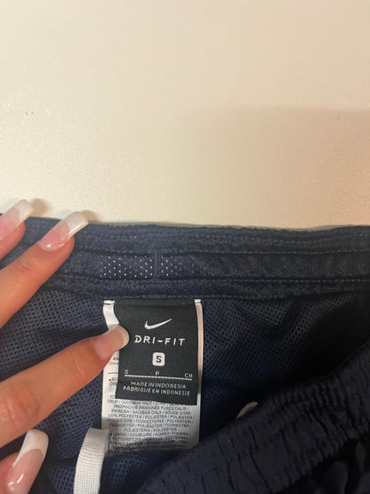 Entdecke unsere Vintage Track Pants von Nike und anderen Marken, erhältlich bei Valuxery.de - Dein Shop für trendige Vintage - Kleidung. Unsere Track Pants sind aus hochwertigen Materialien und