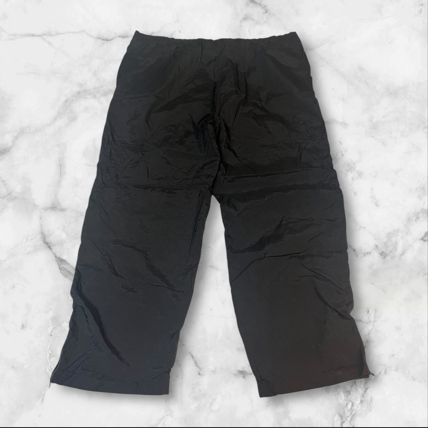 Entdecke unsere Vintage Track Pants von Nike und anderen Marken, erhältlich bei Valuxery.de - Dein Shop für trendige Vintage - Kleidung. Unsere Track Pants sind aus hochwertigen Materialien und