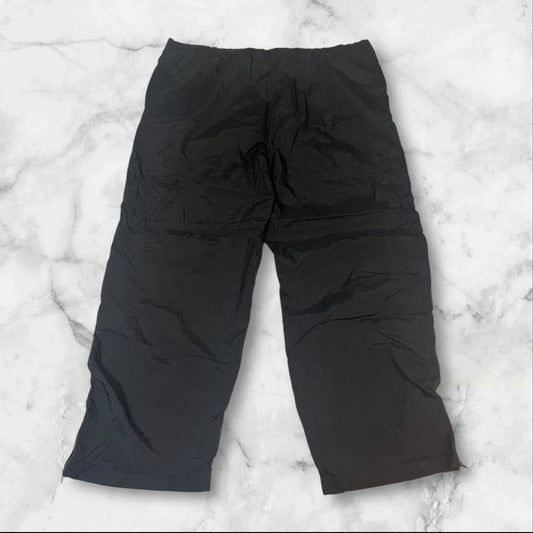 Entdecke unsere Vintage Track Pants von Nike und anderen Marken, erhältlich bei Valuxery.de - Dein Shop für trendige Vintage - Kleidung. Unsere Track Pants sind aus hochwertigen Materialien und