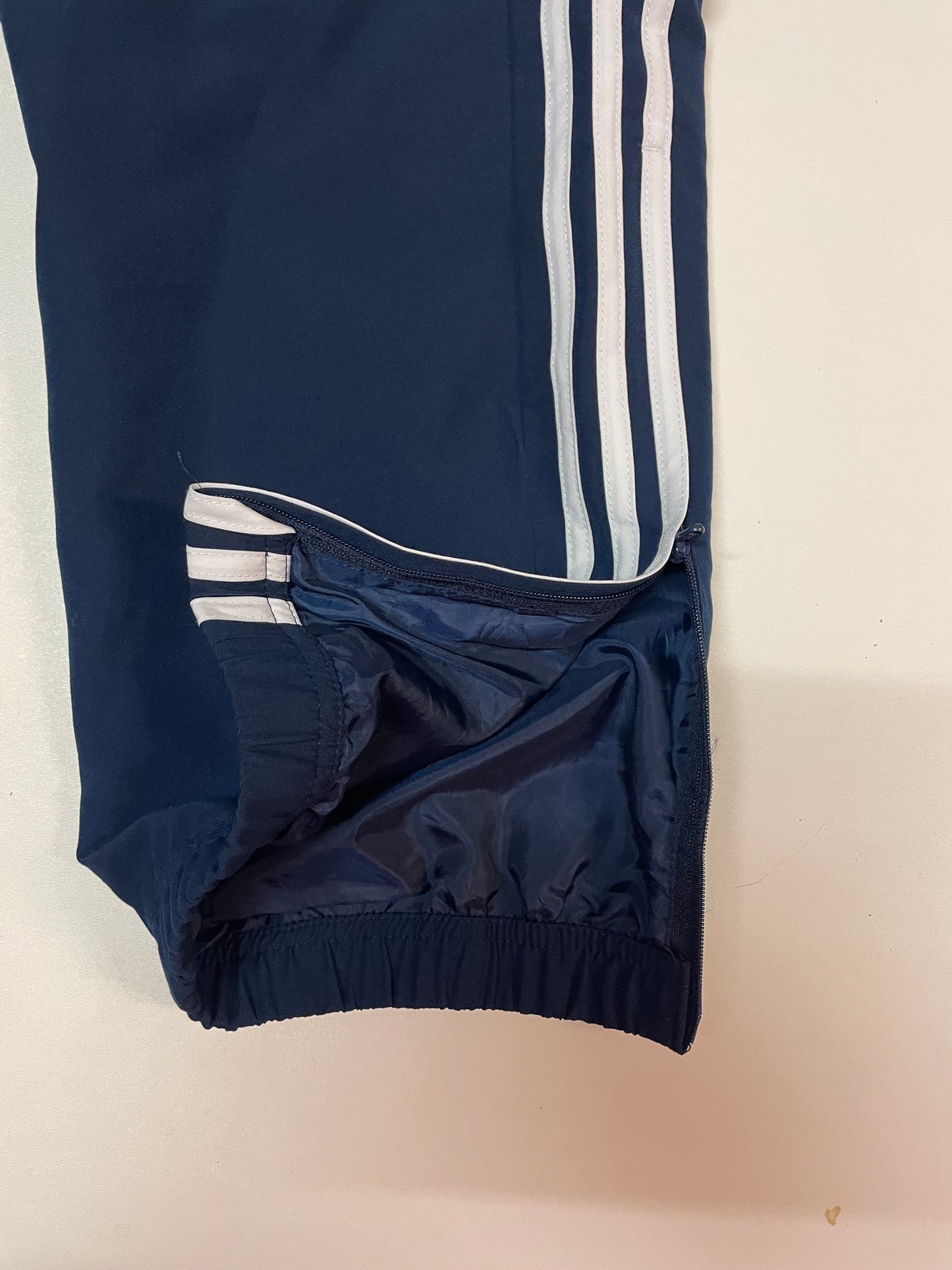 Entdecke unsere Vintage Track Pants von Nike und anderen Marken, erhältlich bei Valuxery.de - Dein Shop für trendige Vintage - Kleidung. Unsere Track Pants sind aus hochwertigen Materialien und