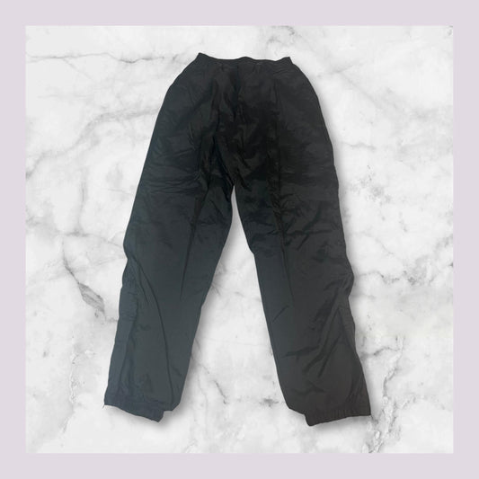Entdecke unsere Vintage Track Pants von Nike und anderen Marken, erhältlich bei Valuxery.de - Dein Shop für trendige Vintage - Kleidung. Unsere Track Pants sind aus hochwertigen Materialien und