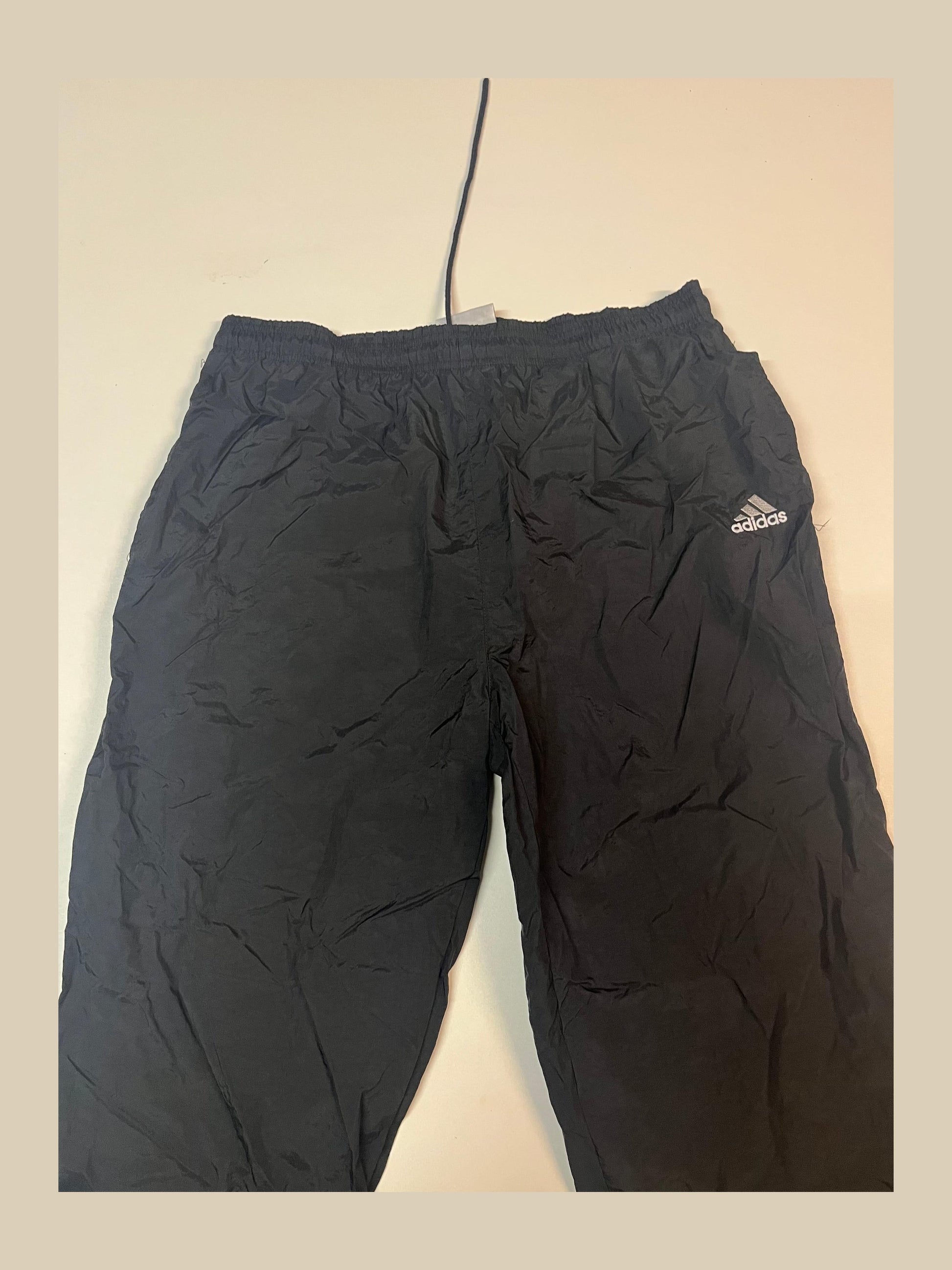 Entdecke unsere Vintage Track Pants von Nike und anderen Marken, erhältlich bei Valuxery.de - Dein Shop für trendige Vintage - Kleidung. Unsere Track Pants sind aus hochwertigen Materialien und