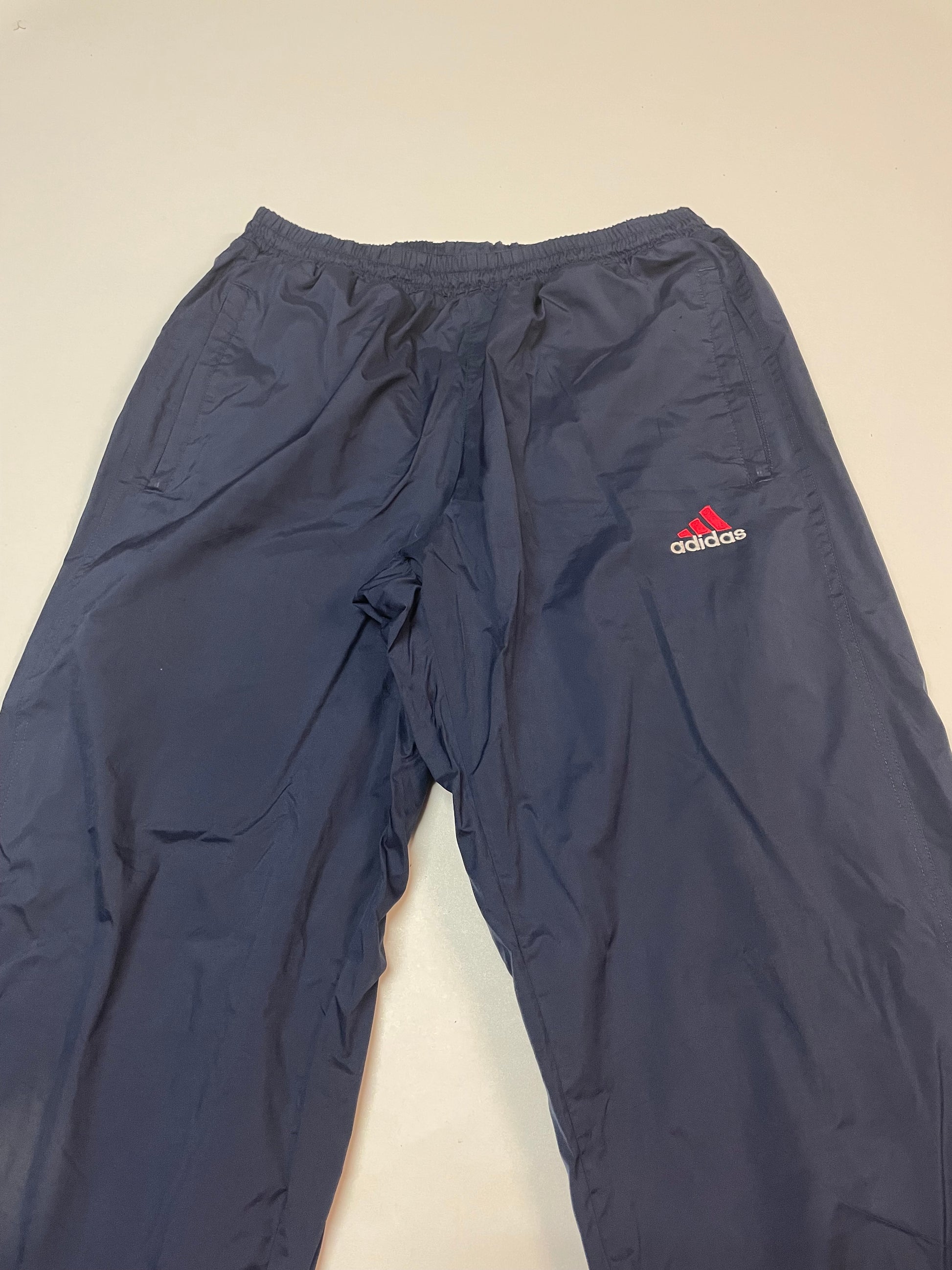 Entdecke unsere Vintage Track Pants von Nike und anderen Marken, erhältlich bei Valuxery.de - Dein Shop für trendige Vintage - Kleidung. Unsere Track Pants sind aus hochwertigen Materialien und