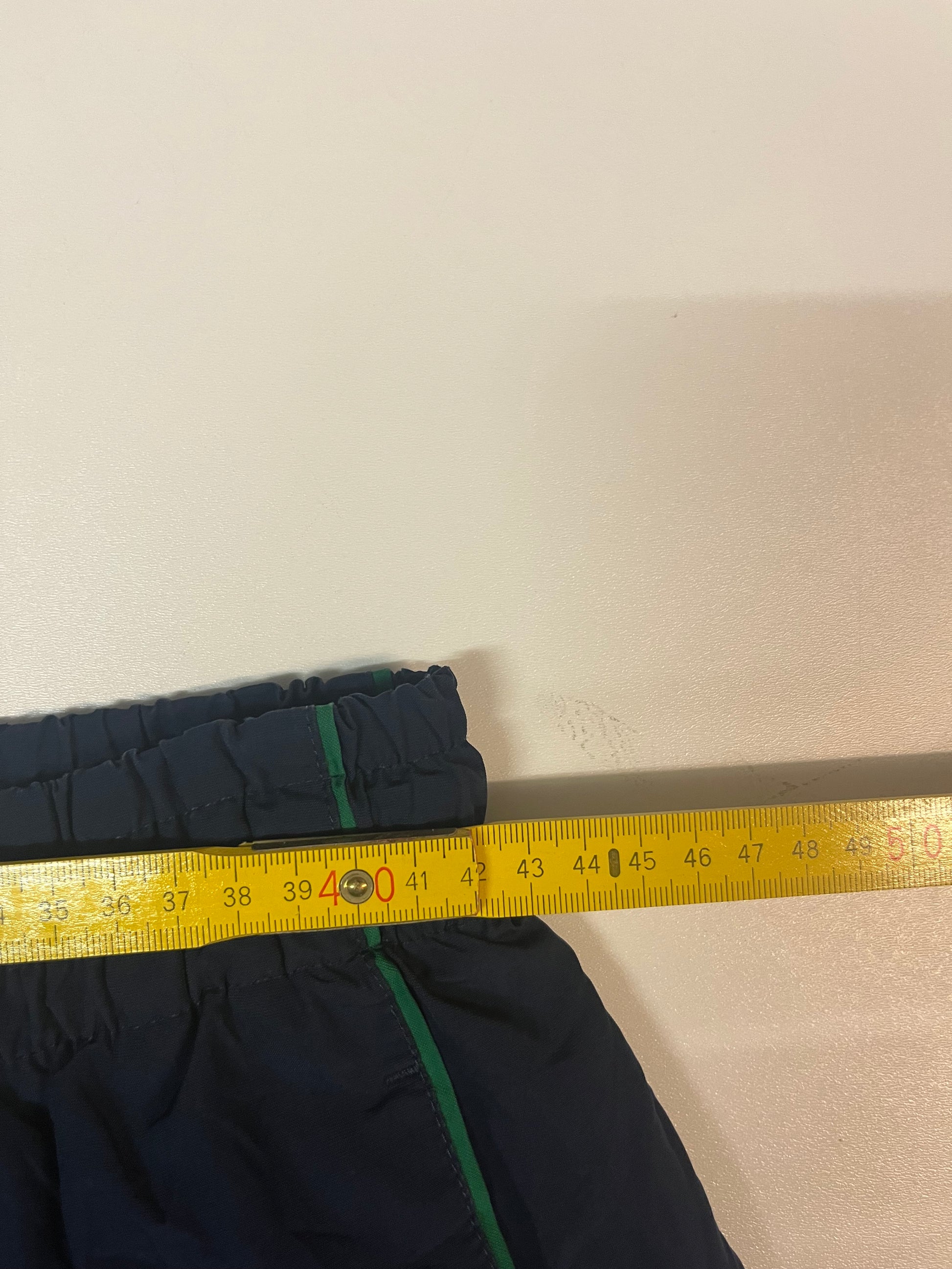 Entdecke unsere Vintage Track Pants von Nike und anderen Marken, erhältlich bei Valuxery.de - Dein Shop für trendige Vintage - Kleidung. Unsere Track Pants sind aus hochwertigen Materialien und