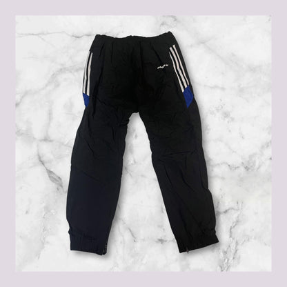 Entdecke unsere Vintage Track Pants von Nike und anderen Marken, erhältlich bei Valuxery.de - Dein Shop für trendige Vintage - Kleidung. Unsere Track Pants sind aus hochwertigen Materialien und