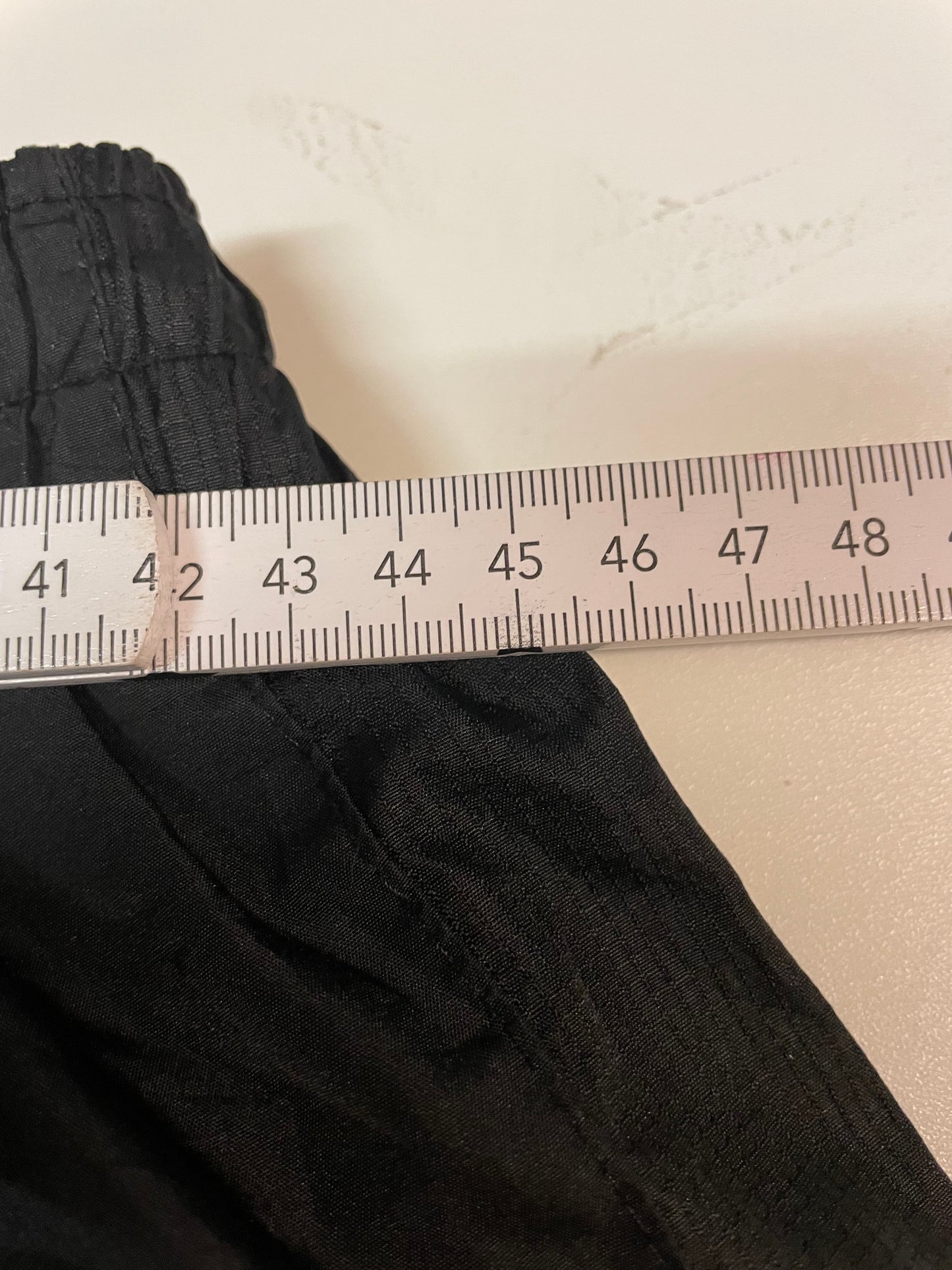 Entdecke unsere Vintage Track Pants von Nike und anderen Marken, erhältlich bei Valuxery.de - Dein Shop für trendige Vintage - Kleidung. Unsere Track Pants sind aus hochwertigen Materialien und