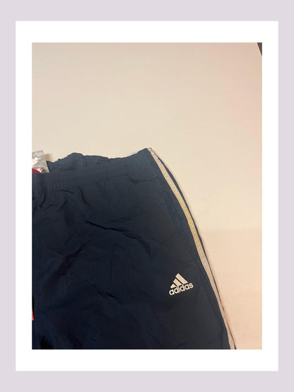 Entdecke unsere Vintage Track Pants von Nike und anderen Marken, erhältlich bei Valuxery.de - Dein Shop für trendige Vintage - Kleidung. Unsere Track Pants sind aus hochwertigen Materialien und