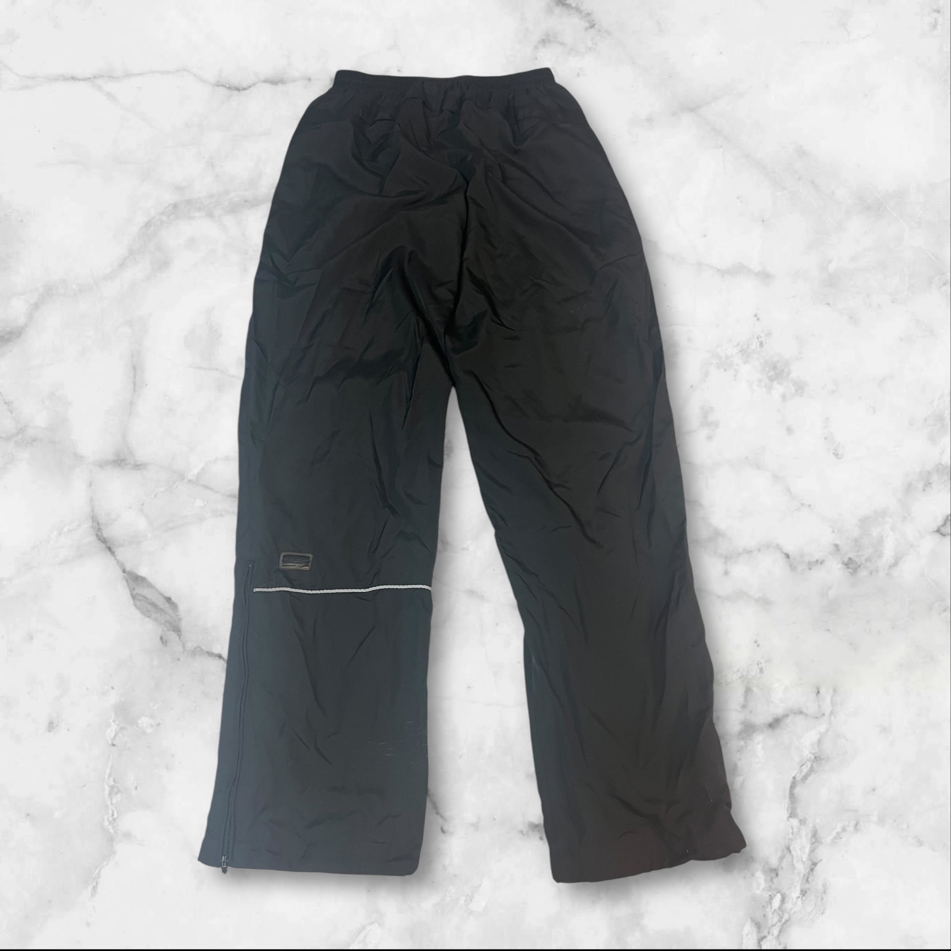 Entdecke unsere Vintage Track Pants von Nike und anderen Marken, erhältlich bei Valuxery.de - Dein Shop für trendige Vintage - Kleidung. Unsere Track Pants sind aus hochwertigen Materialien und