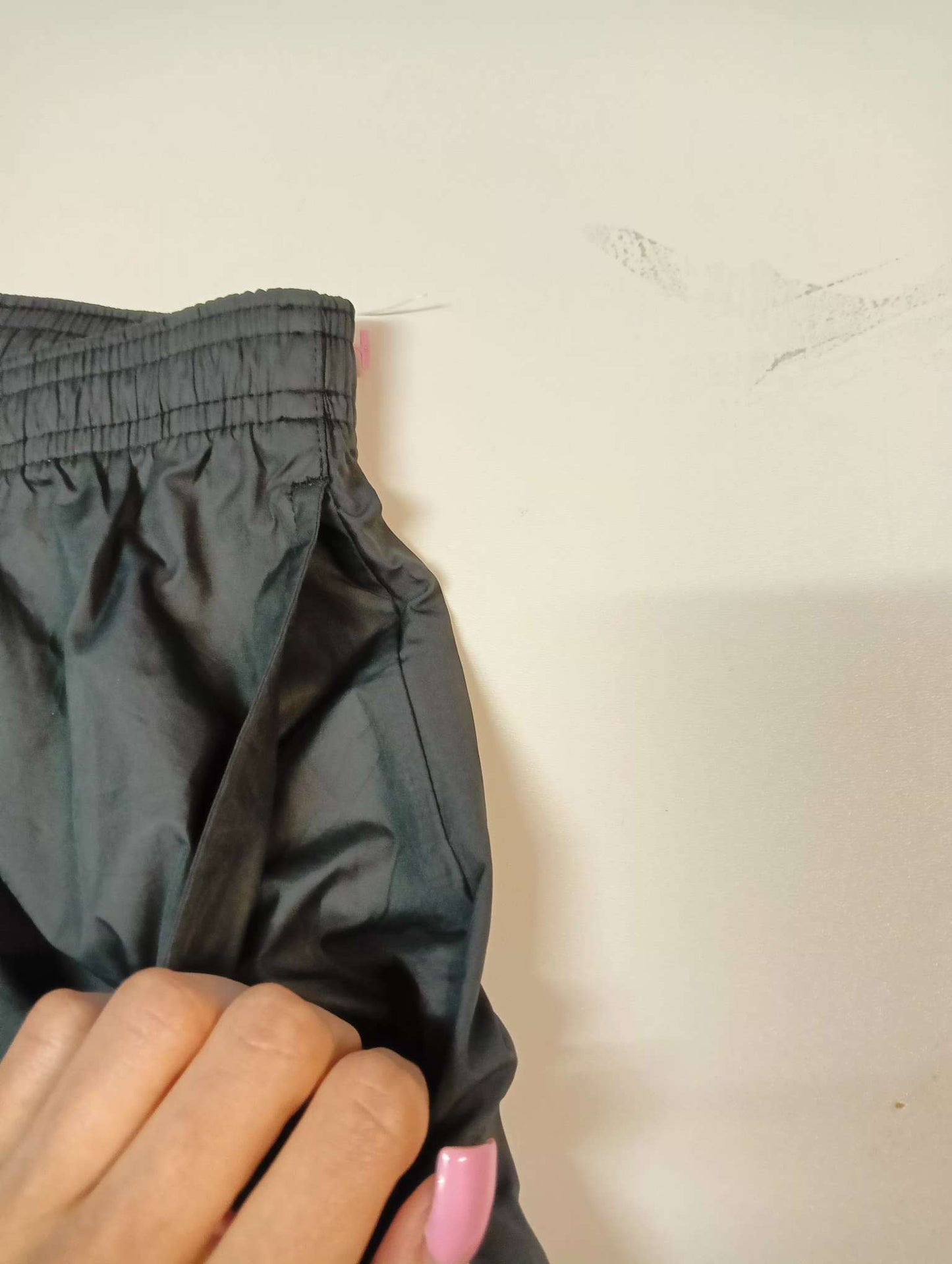 Entdecke unsere Vintage Track Pants von Nike und anderen Marken, erhältlich bei Valuxery.de - Dein Shop für trendige Vintage - Kleidung. Unsere Track Pants sind aus hochwertigen Materialien und