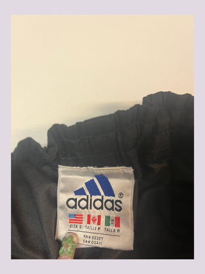 Entdecke unsere Vintage Track Pants von Nike und anderen Marken, erhältlich bei Valuxery.de - Dein Shop für trendige Vintage - Kleidung. Unsere Track Pants sind aus hochwertigen Materialien und